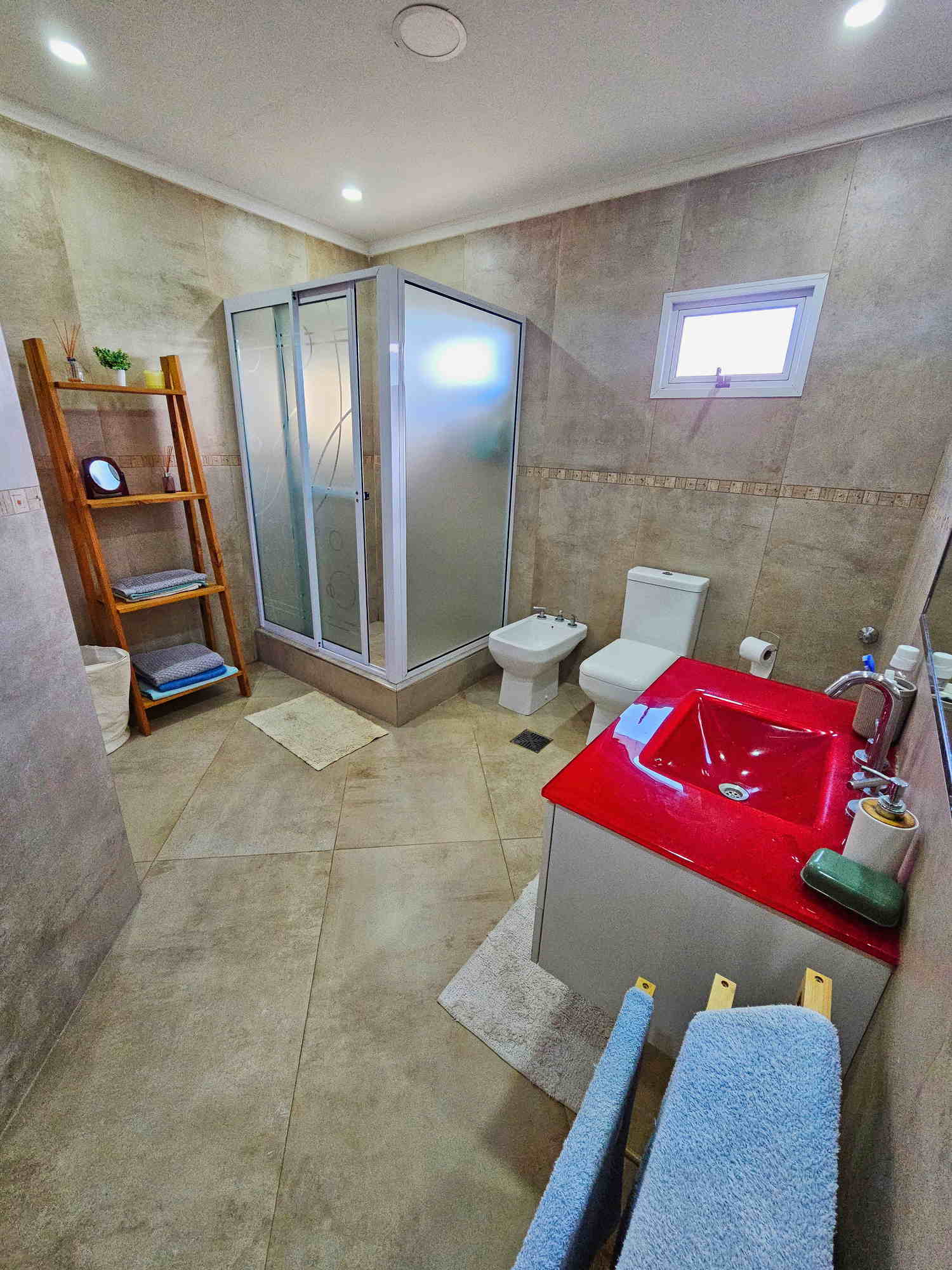 Baño con ducha y sanitarios en vivienda de lujo en Colón