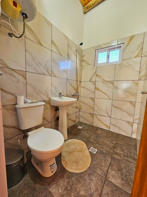 Baño de la casa en venta en San José con cerámicos