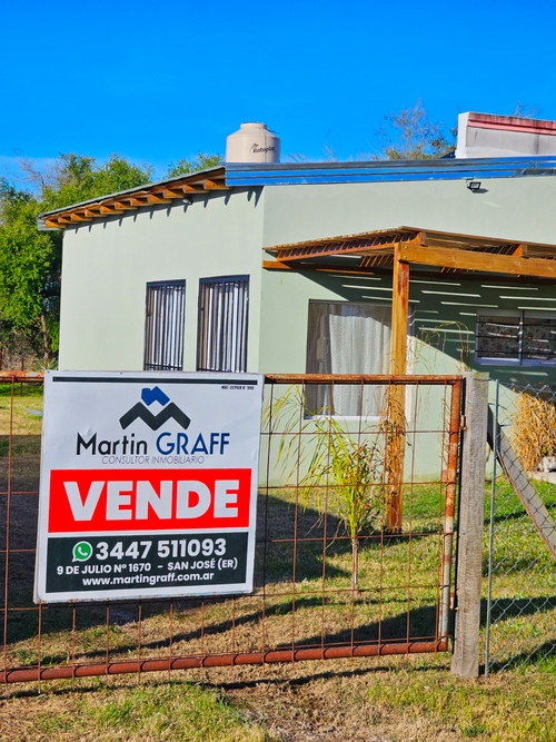 Casa en venta con cartel de "Vende" de Martin Graff