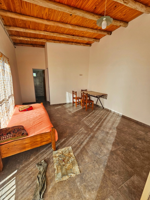 Imagen borrosa del interior de la casa con techo de madera