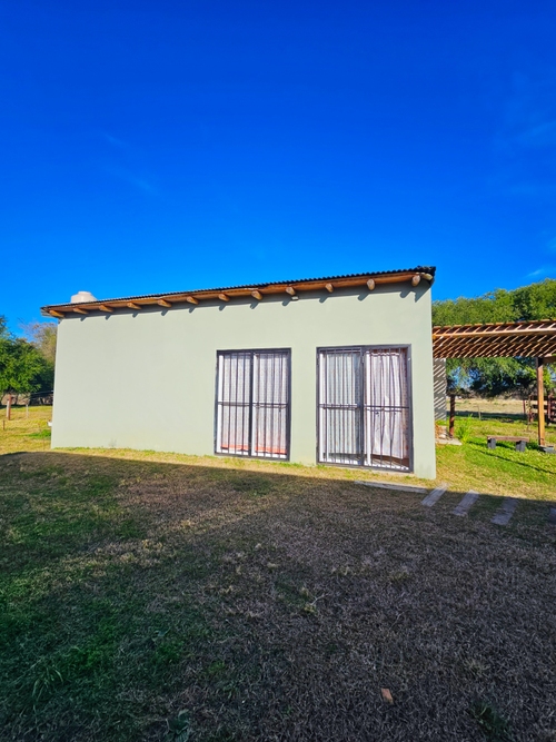Imagen borrosa del frente de la casa en venta con puertas corredizas