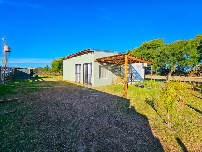 Imagen borrosa de la casa y patio de la casa en venta