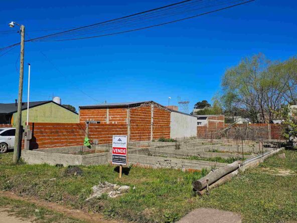 Dimensiones del terreno en venta en San José: 10 metros de frente por 22,65 de fondo, superficie proyectada 170 m²