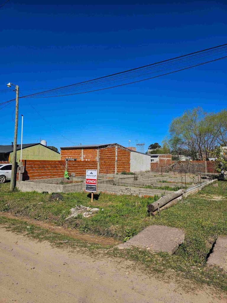 Dimensiones del terreno en venta en San José: 10 metros de frente por 22,65 de fondo, superficie proyectada 170 m²