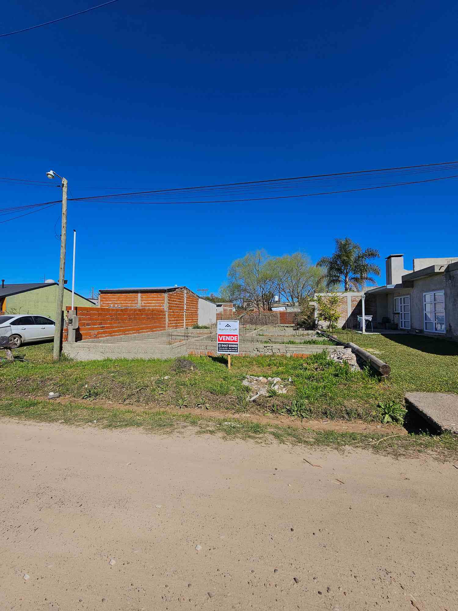 Terreno con bases iniciadas y servicios de agua, luz y cloacas en San José, Entre Ríos