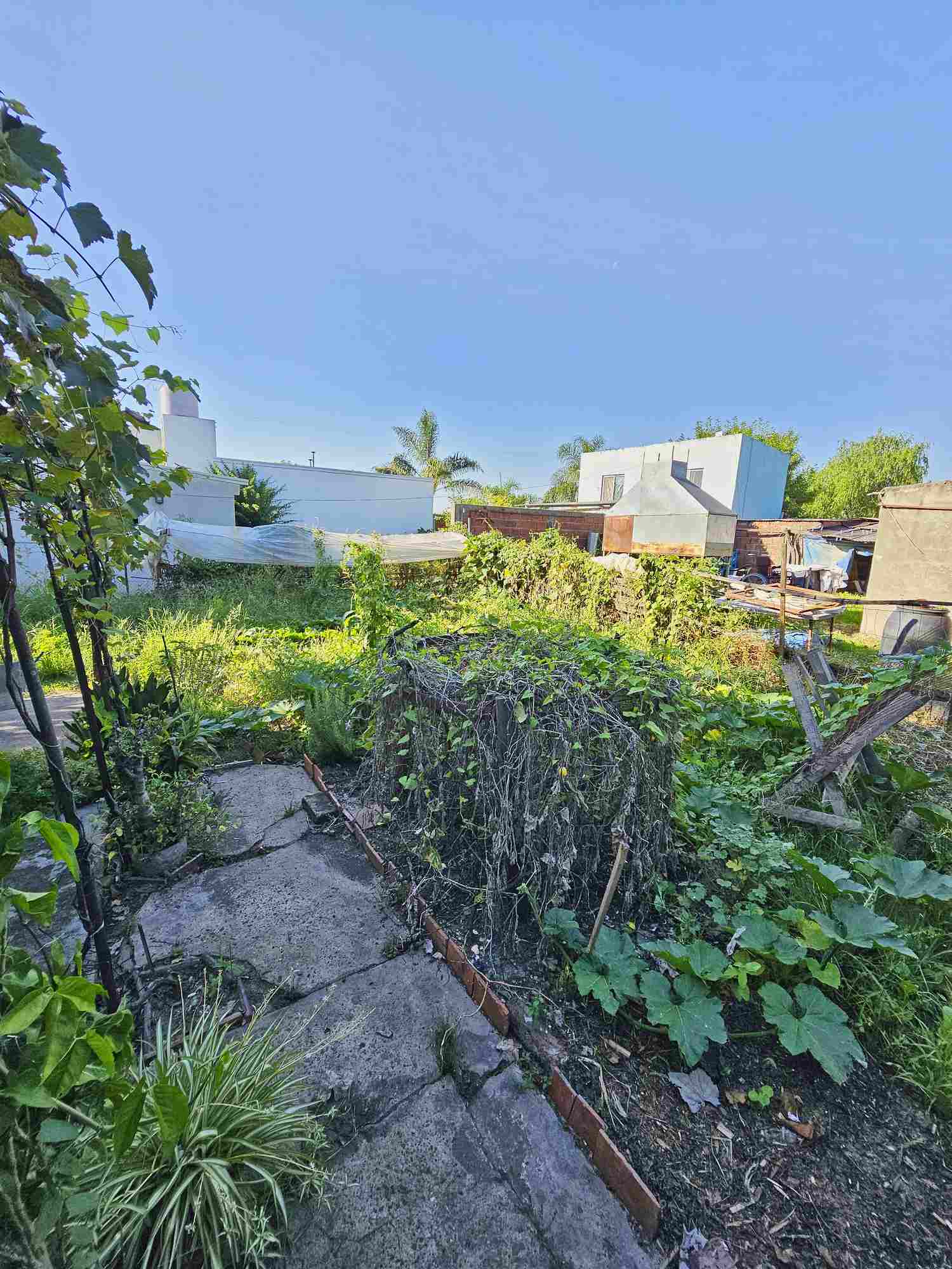 vista de la esquina Junín y H. Yrigoyen a 100 metros de avenida Cettour