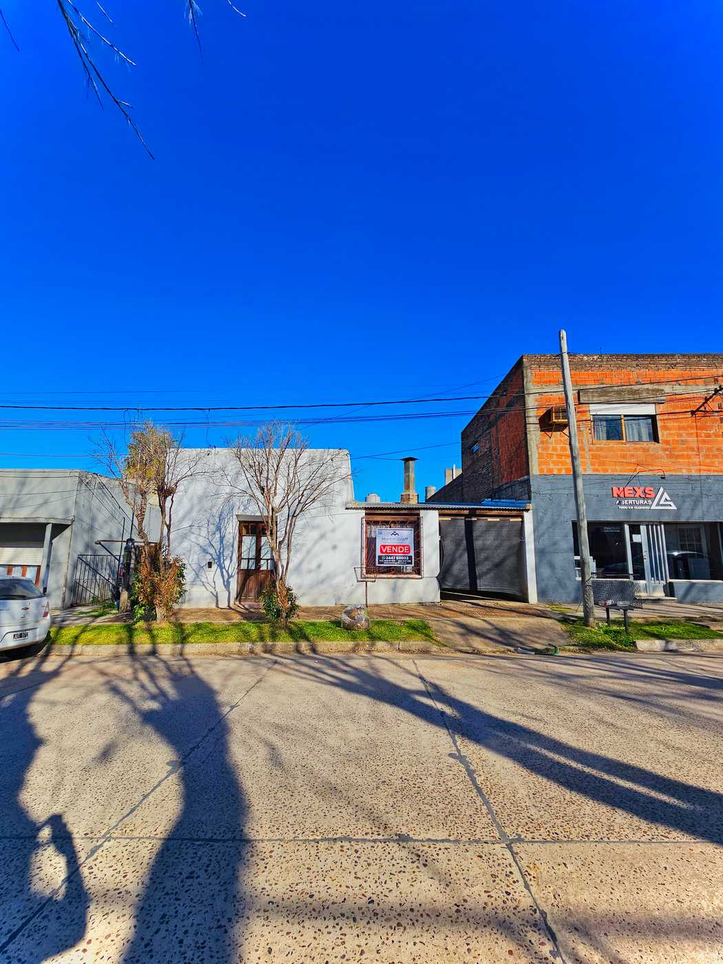 casa con lote San José, vista del frente con portón y cartel de venta