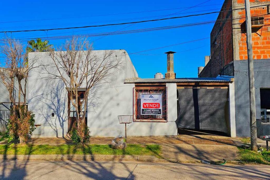 casa con lote San José, vista del frente con portón y cartel de venta
