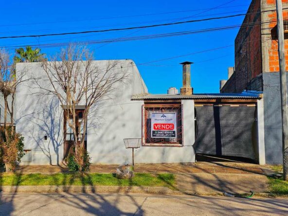 casa con lote San José, vista del frente con portón y cartel de venta
