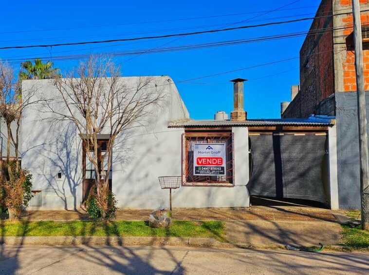 casa con lote San José, vista del frente con portón y cartel de venta