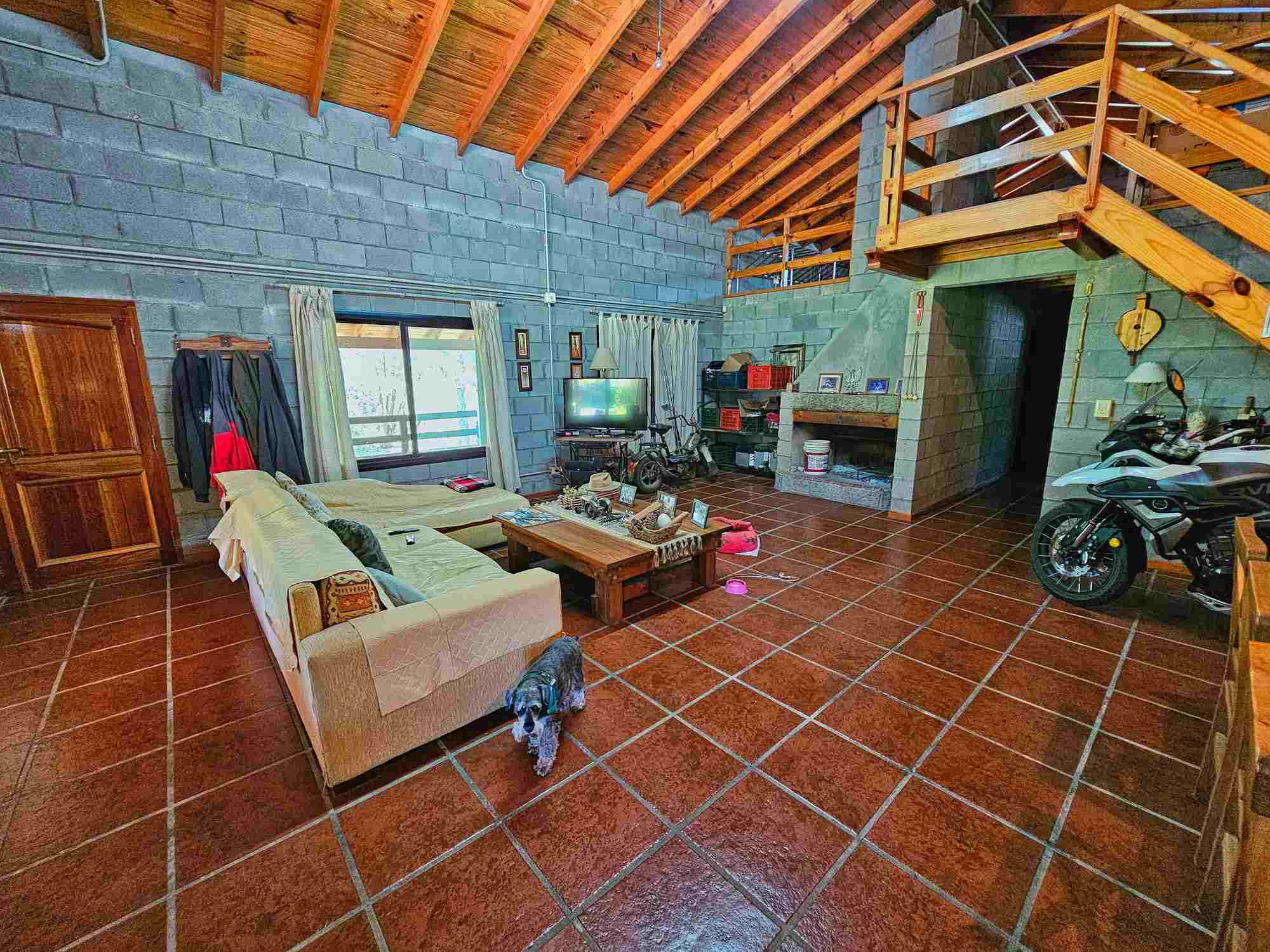 Interior vivienda casa con galpón Las Cañitas