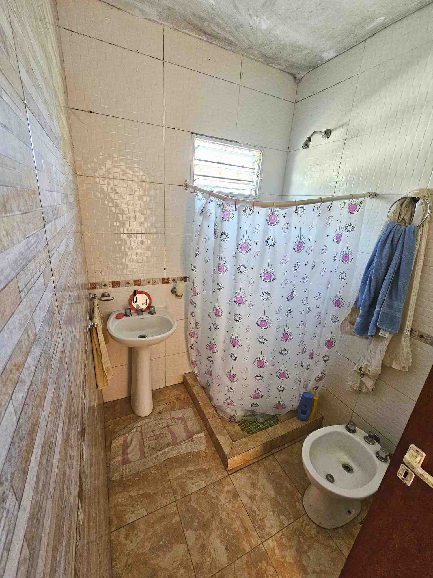 baño completo casa económica en San José