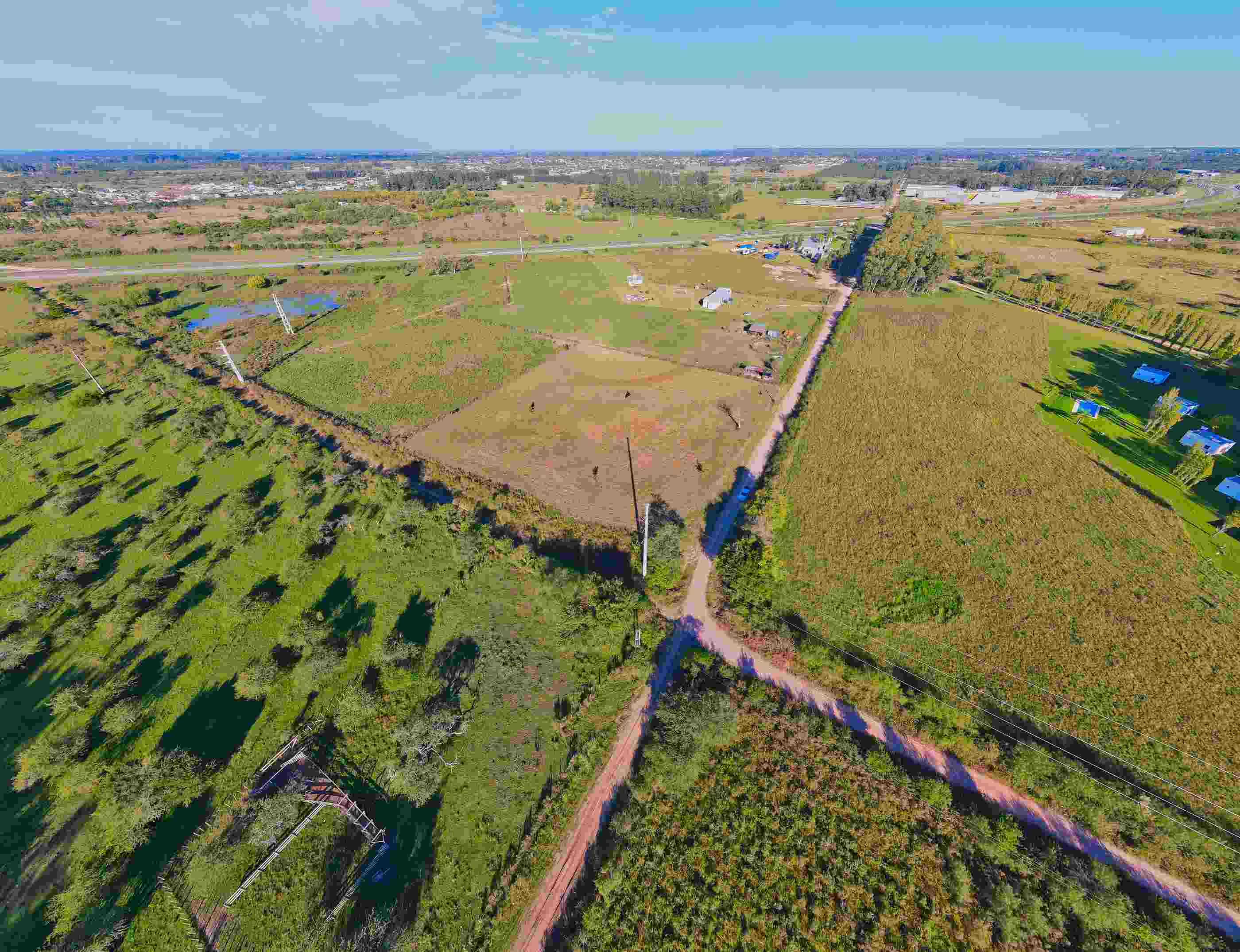 Toma aérea de fracción rural de 1 hectárea en venta – 100x100 metros, San José